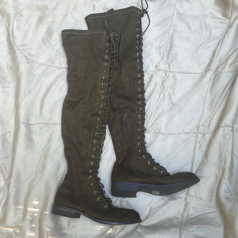 New without tags faux suede lace up boots